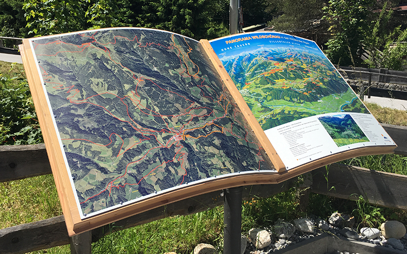 Große Wandertafel mit Panoramakarte und Wanderwegen in der Wildschönau