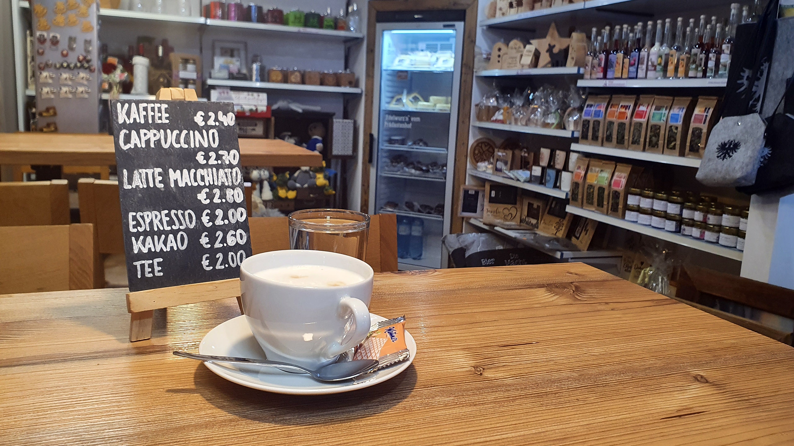 Tasse Kaffee mit einem Glas Wasser und einer Kreidetafel mit der Aufschrift "time for coffee"